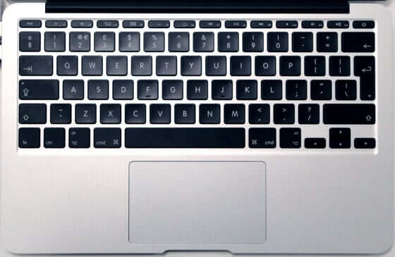l'immagine contiene una fotografia della tastiera di un macbook pro