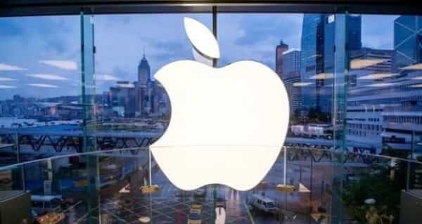 immagine del logo apple con una città di sfondo