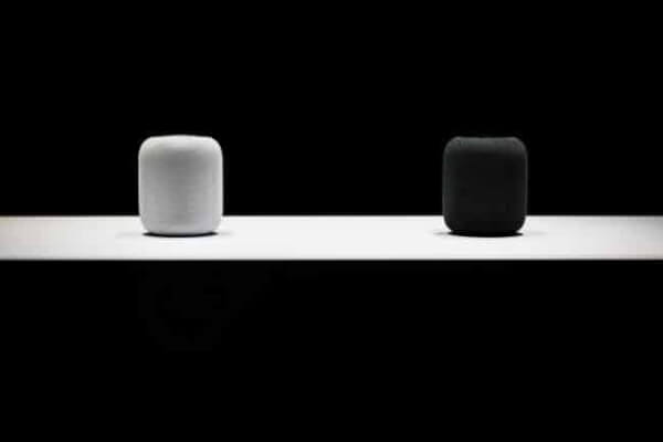 l'immagine contiene 2 homePod sul tavolo uno bianco e uno nero