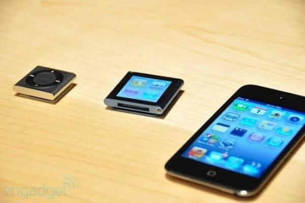 l'immagine contiene ipod nano, shuffle e ipod touch appoggiati su un tavolo