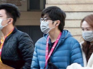 l'immagine contiene 3 persone Cinesi che indossano mascherine chirurgiche di protezione per il coronavirus