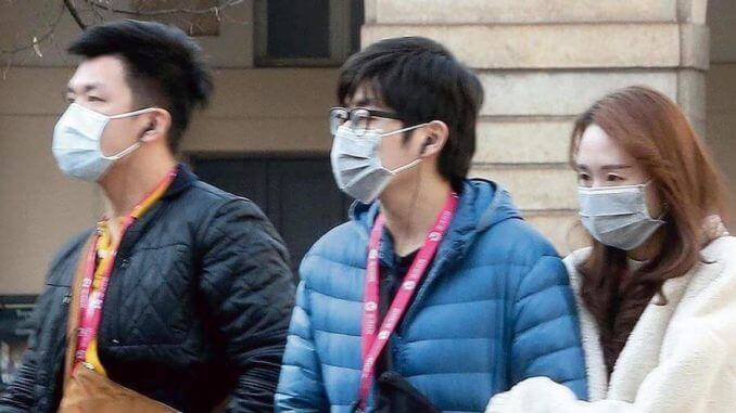 l'immagine contiene 3 persone Cinesi che indossano mascherine chirurgiche di protezione per il coronavirus